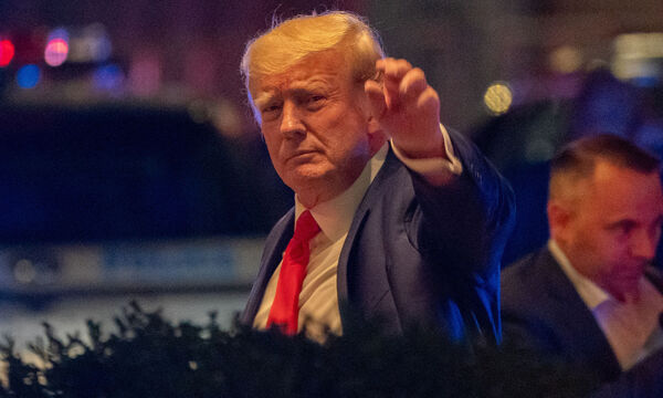 "Mein wunderschönes Zuhause, Mar-A-Lago in Palm Beach, Florida, wird derzeit von einer großen Gruppe von FBI-Agenten belagert, durchsucht und besetzt", ließ Ex-Präsident Donald Trump wissen. Das Foto zeigt ihn am Tag danach vor dem Trump Tower in New York City. 