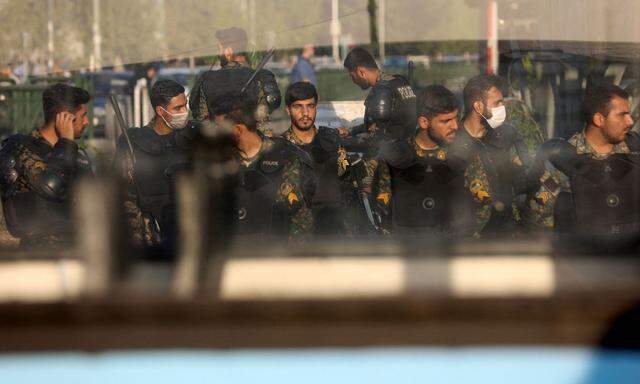 Polizeiaufgebot in Teheran. Die Sicherheitskräfte gehen mit harter Hart gegen Demonstrierende vor.