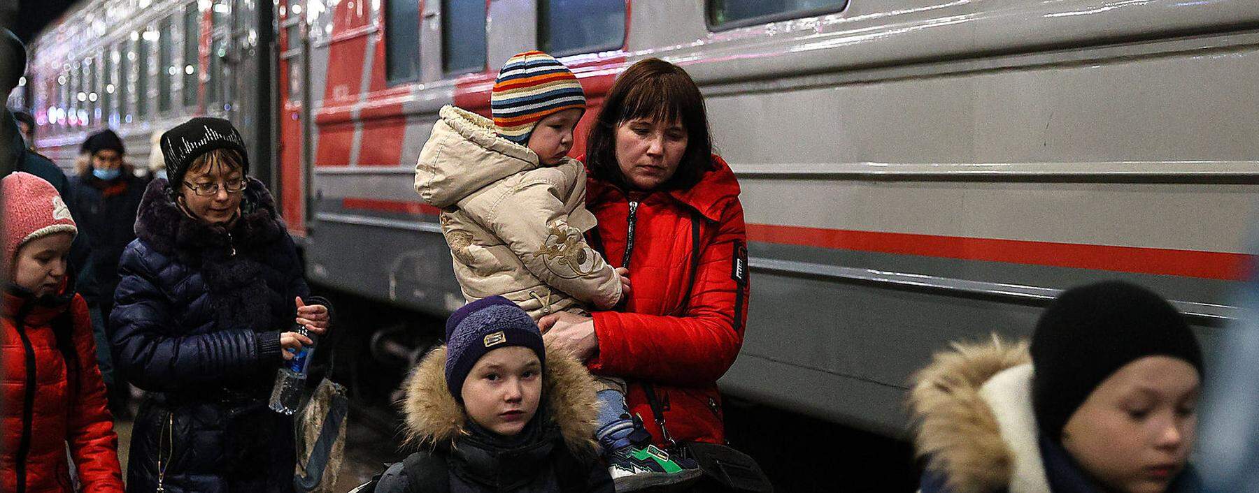 Aus den von Separatisten kontrollierten Gebieten in Sicherheit gebrachte Menschen kommen in der russischen Stadt Nischni Nowgorod an. 