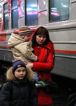 Aus den von Separatisten kontrollierten Gebieten in Sicherheit gebrachte Menschen kommen in der russischen Stadt Nischni Nowgorod an. 