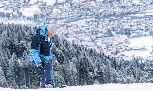 Die Streif hört auf seine Kommandos: Hannes Trinkl bei der obligatorischen Schneekontrolle hoch über Kitzbühel.  