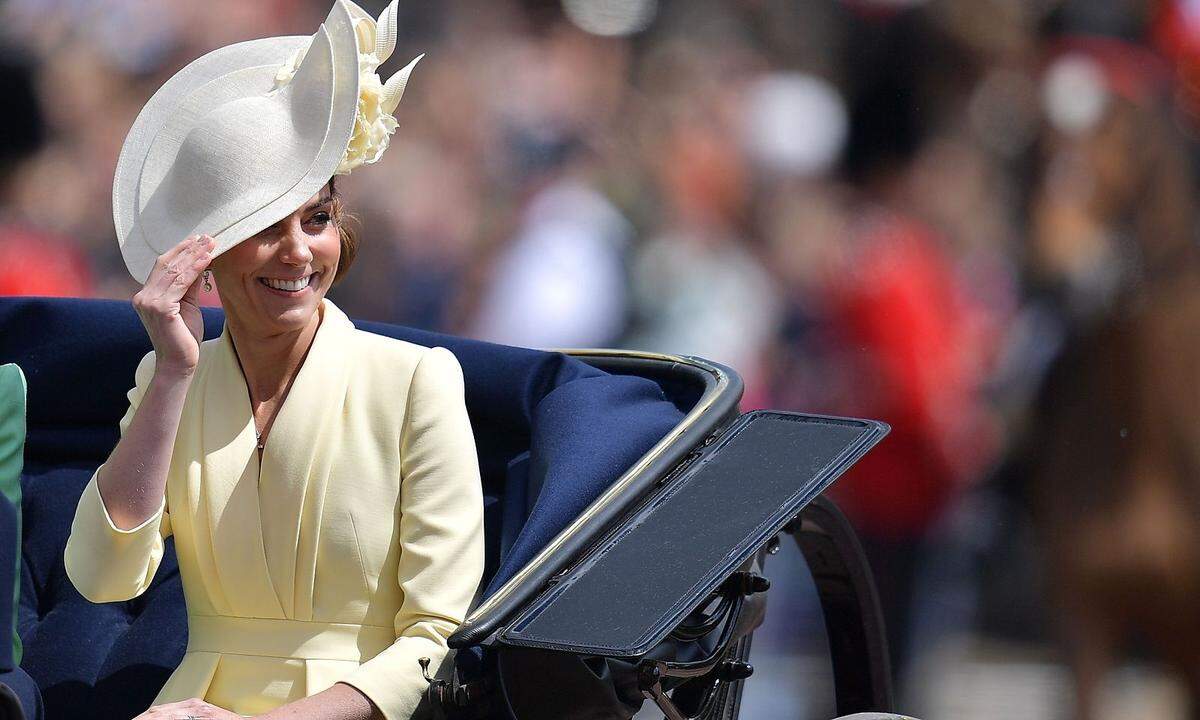 Die Queen wurde zwar schon am 21. April 93 Jahre alt, doch wegen des normalerweise besseren Wetters findet das farbenfrohe Spektakel traditionell erst im Juni statt - nach einem verregneten Morgen zeigte sich die Sonne während der Parade. (Im Bild: Die Herzogin Kate)