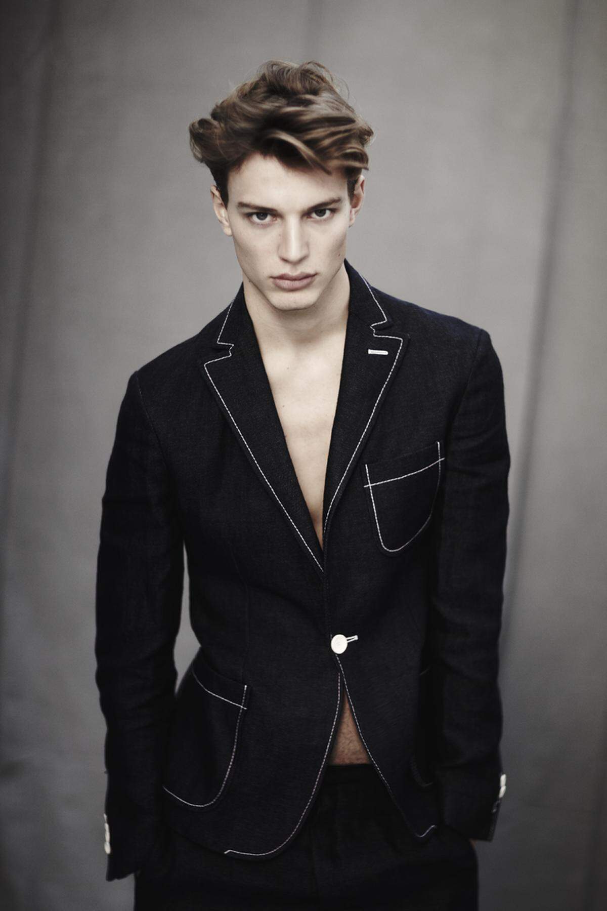 Benedikt Angerer ist der Newcomer unter den heimischen „Dressmen“ (wie sie früher heißen durften), aber Modelmacher Kosmas Pavlos glaubt fest an sein Potenzial.  Anzug von ZZegna, Preis auf Anfrage.