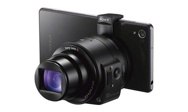 Mit der QX1 hat Sony eine ganze Spiegelreflexkamera in eine Objektiv geschrumpft: APS-C-Sensor mit 20 Megapixel, ISO bis 16.000, Full-HD-Video und ein Anschluss f&uuml;r alle Sony E-Objektive. Gesteuert kann die Kamera &uuml;ber das Handy werden. Der Preis f&uuml;r die QX1 in &Ouml;sterreich: 299 Euro (449 Euro mit einem 16-50mm Objektiv (24-75 KB-Format)