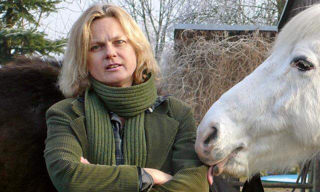 Karen Duve ist selbst begeisterte Reiterin und besitzt ein ziemlich dickes und wildes Pferd.