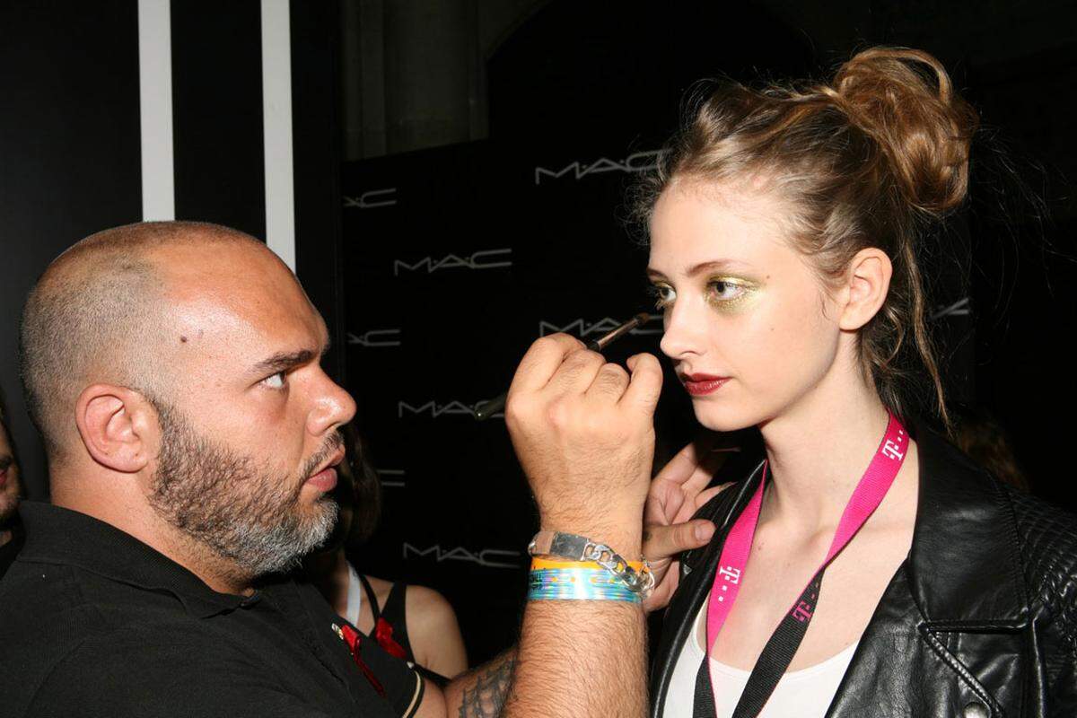 Senior Make-up-Artist Paulo Amela von Mac Cosmetics hat in Zusammenarbeit mit Designer Jean Paul Gaultier den Look für die Models entwickelt.