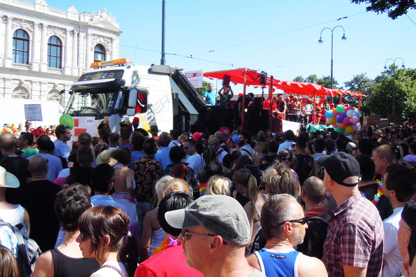 Mehr Bilder von der 17. Regenbogenparade