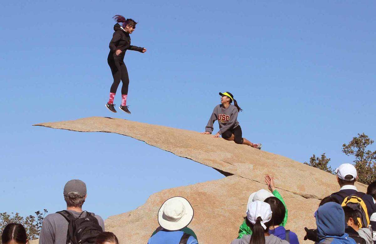 Der Felsvorsprung in Form eines Kartoffelchips ist ebenfalls ein sehr beliebtes Fotomotiv am Mount Woodson in San Diego. Hier wird auch herumgeturnt, doch wenn der Vorsprung einstürzt, geht es immerhin sechs Meter in die Tiefe.