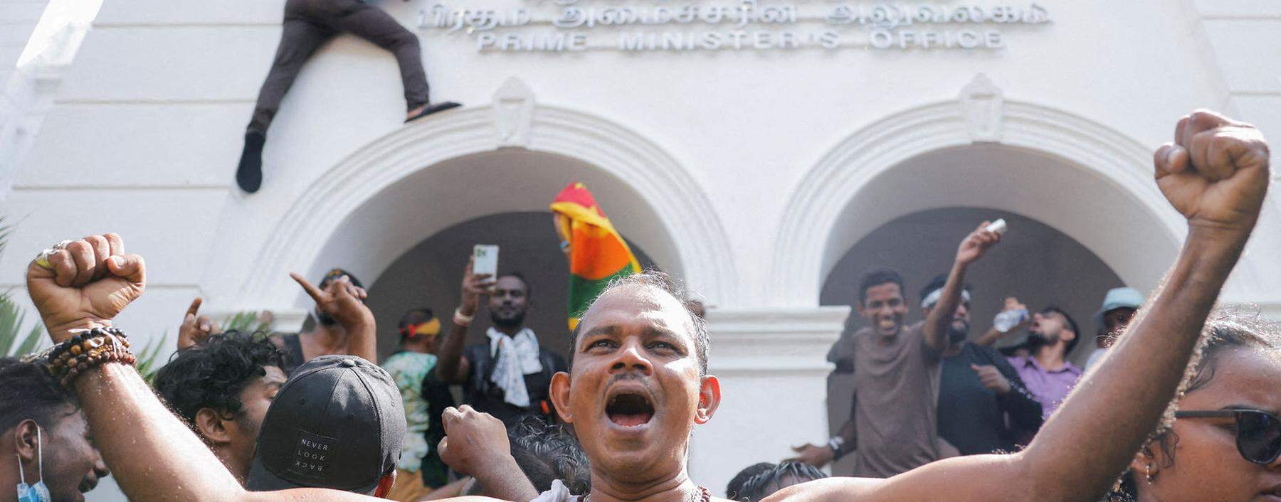 Aufstand in Sri Lanka. Wirtschaftskrise, Misswirtschaft der Mächtigen und die schlechte soziale Lage trieben Tausende Demonstranten auf die Straße.