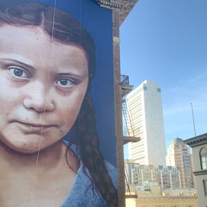 Ein Bild von Klimaaktivistin Greta Thunberg in San Francisco, sie soll am Dienstag in Madrid ankommen.