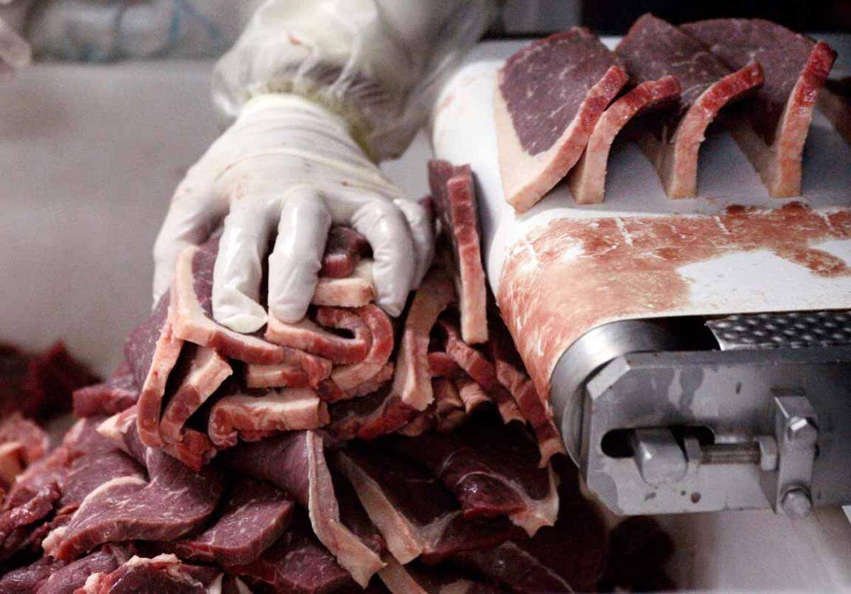 Laut den Forschern werden etwa 34.000 Krebstote pro Jahr auf den Konsum von verarbeitetem Fleisch zurückgeführt. Das Risiko, an Krebs zu erkranken, steigt der Studie zufolge um 18 Prozent, wenn man täglich 50 Gramm verarbeitetes Fleisch isst.