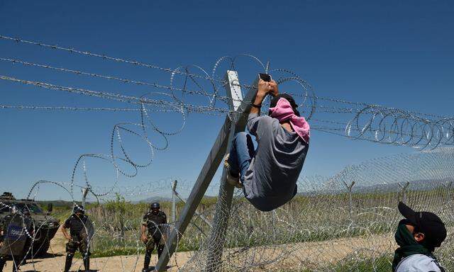 An der griechisch-mazedonischen Grenze gibt es kein Weiterkommen. Viele Flüchtlinge weichen über Bulgarien aus.