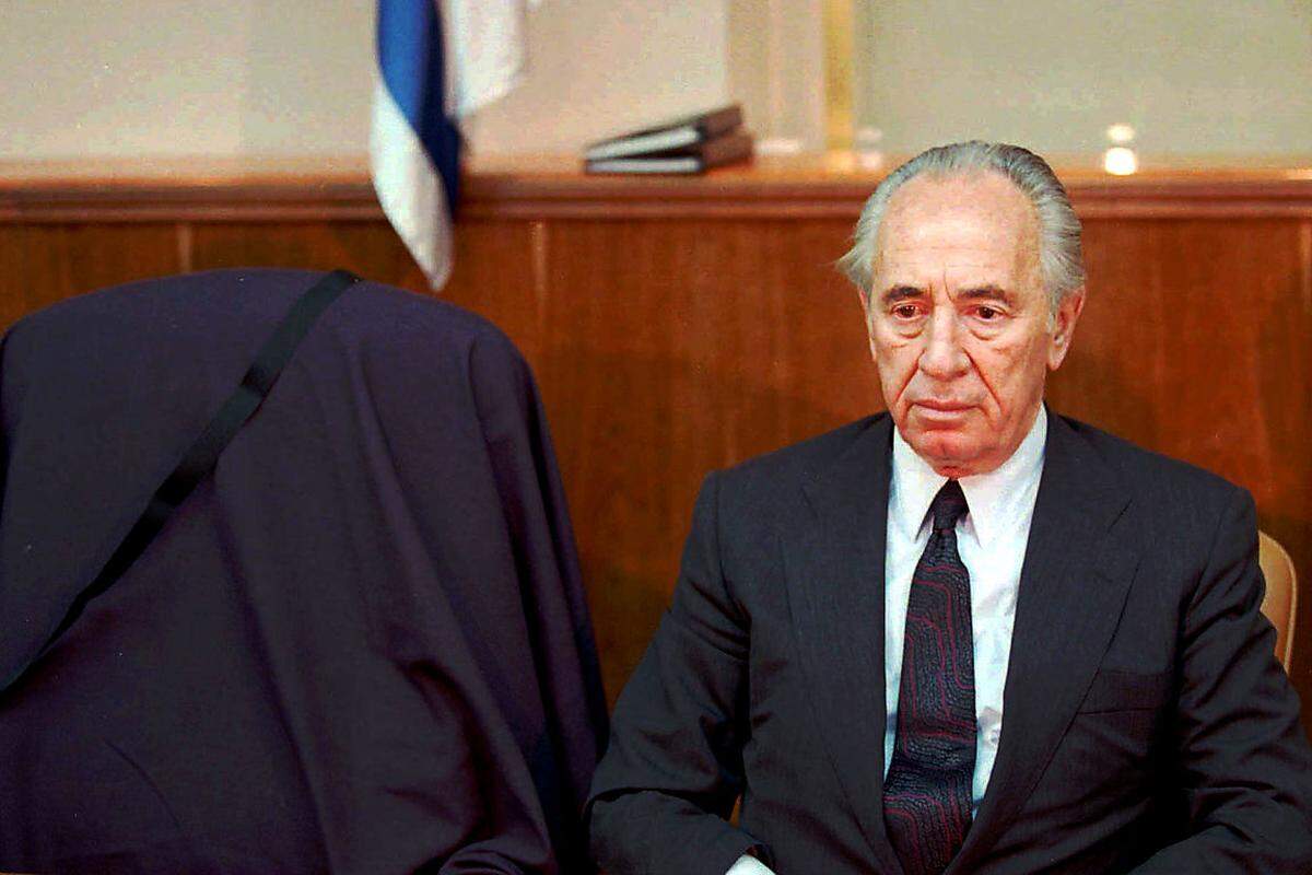 Der Stuhl, der für immer leer bleiben wird: Shimon Peres hatte die traurige Aufgabe, nach der Ermordung seines Mitstreiters Yitzhak Rabin die Regierungsgeschäfte zu führen. Er war damals jedoch nur ein Jahr lang Premier, denn bei der Wahl 1996 blieb ihm ein Erfolg knapp versagt.
