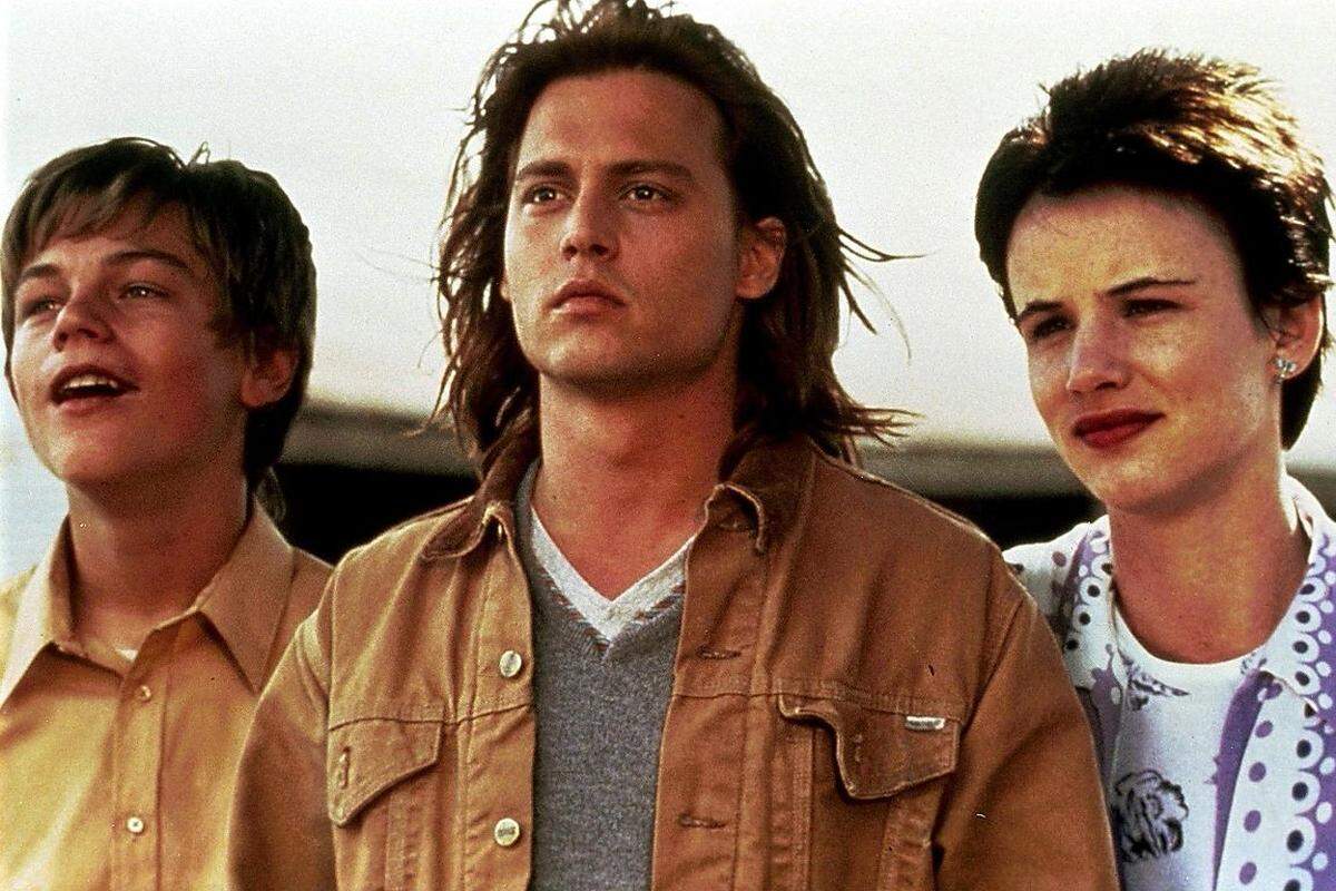 1993 war Johnny Depp an der Seite von Leonardo DiCaprio und Juliette Lewis als Gilbert Grape im gleichnamigen "Gilbert Grape - Irgendwo in Iowa" zu sehen. Auch dort spielte er keinen ganz glatten Titelhelden. Das fiel jedoch bei der Dichte an absurden Charakteren in dem Film nicht sonderlich auf.