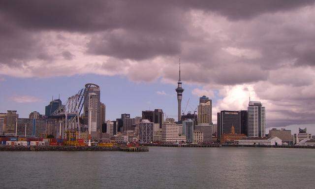 Dunkle Wolken über Auckland