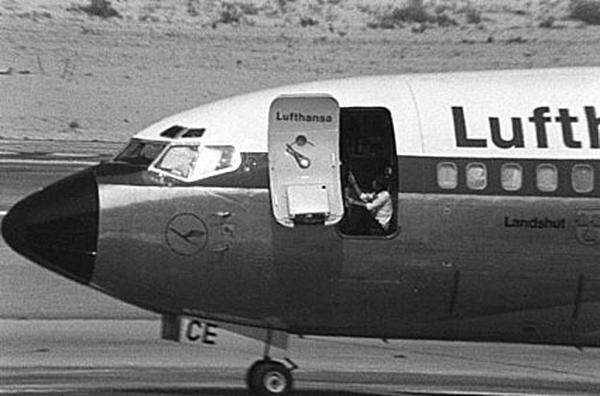18. Oktober 1977: Die Elite-Einheit GSG 9 des deutschen Bundesgrenzschutzes stürmt in Mogadischu die entführte Lufthansa-Maschine "Landshut" und befreit die Geiseln.