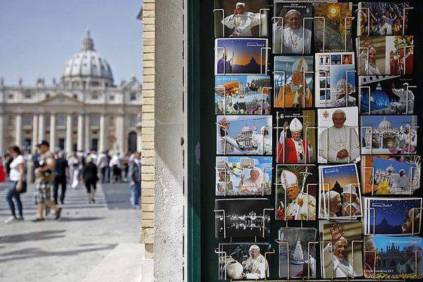 Das Angebot reicht von Statuen über Ikonen bis hin zu kleinen Mitbringseln und Kerzen mit dem Bild von Johannes Paul II.