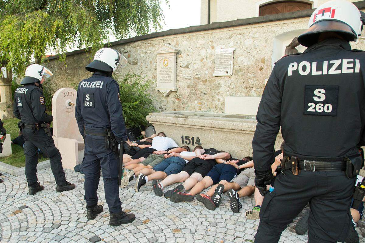 Bei einem Fußball-Testspiel hat es in Eugendorf bei Salzburg 25 Festnahmen gegeben.