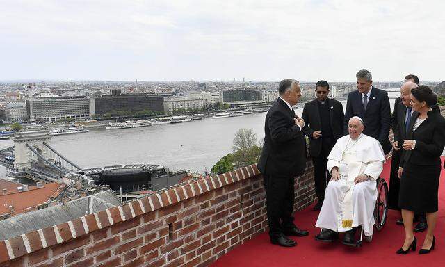 Papst Franziskus mit Viktor Orbán (li) und Katalin Novák (re.) in Budapest.
