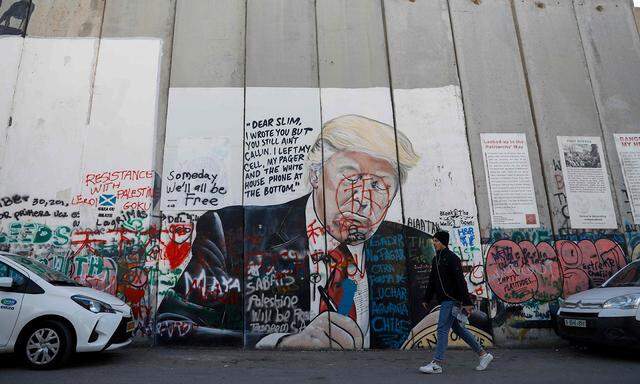 Bei den Palästinensern – hier der Betonwall nahe Bethlehem – hat der US-Präsident jeden Kredit verspielt.