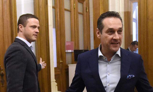 Heinz-Christian Strache und Johann Gudenus (hier im Oktober 2015 im Wiener Rathaus) haben nun auch wegen einer Postenbesetzung Erklärungsbedarf. 