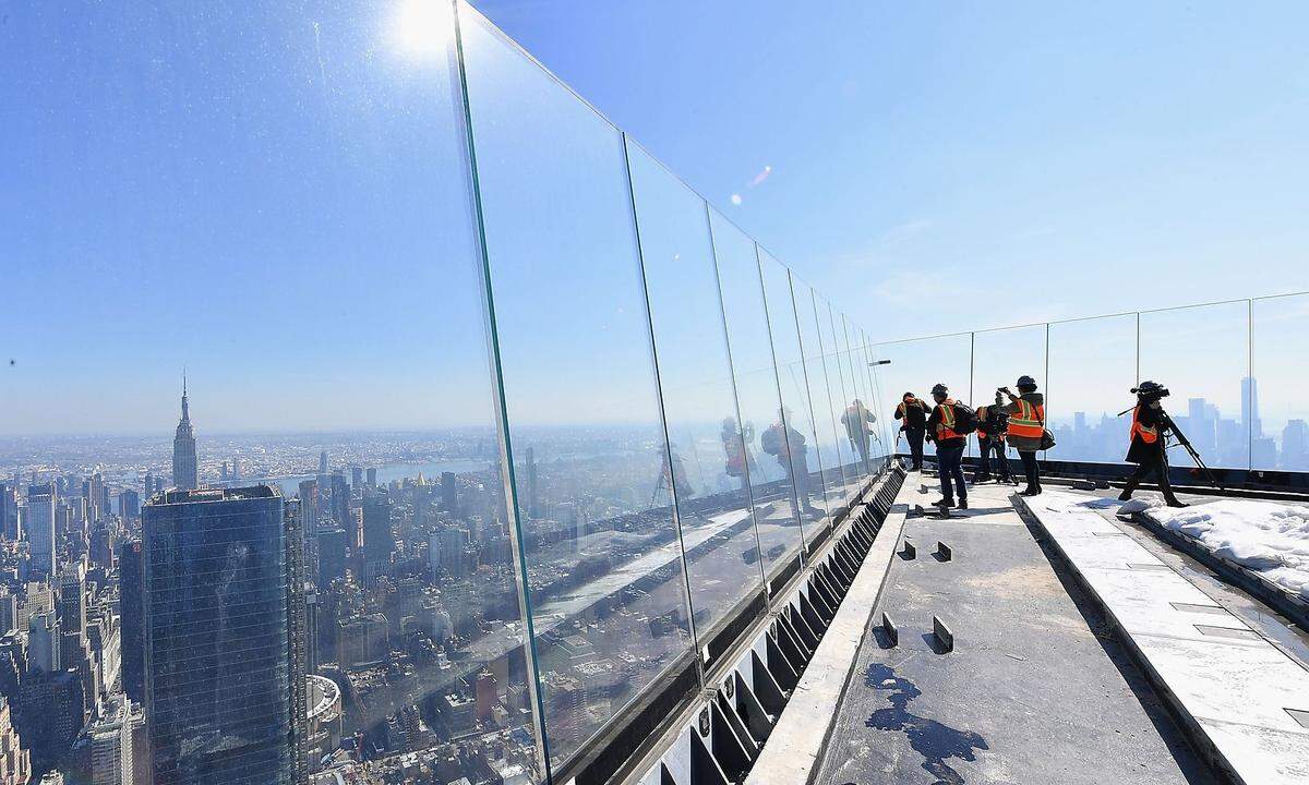 Ab dem kommenden Jahr sollen Besucher von dort aus 335 Metern Höhe auf Manhattan hinunterschauen - oder sogar noch ein paar Meter weiter oben mit Sicherheitsgurten auf der Spitze des Wolkenkratzers herumklettern können.