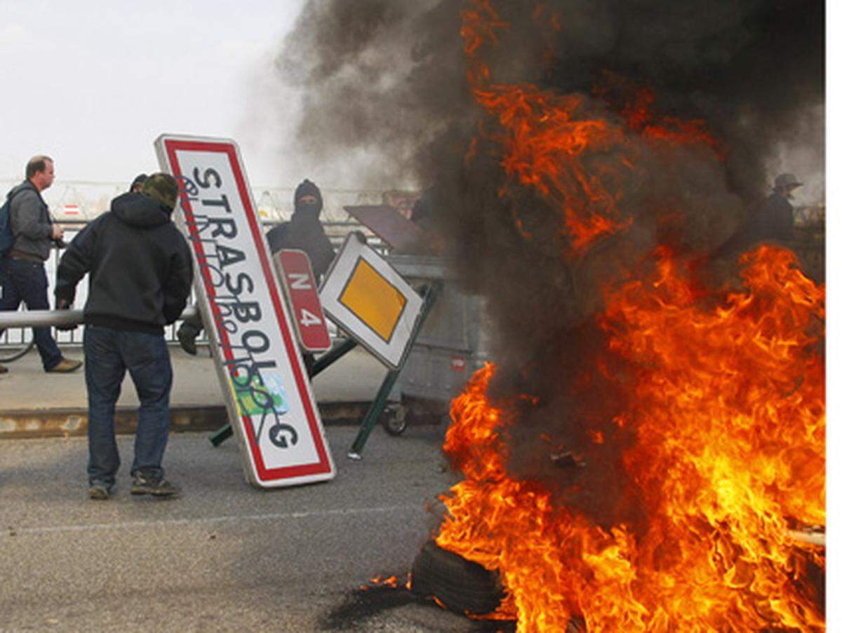 Die gewaltsamen Proteste gegen den NATO-Gipfel in Straßburg sind am Samstag eskaliert. Militante Gegner des Verteidigungsbündnisses steckten nahe der französisch-deutschen Grenze ein Hotel, eine Apotheke und weitere Gebäude in Brand. Zuvor hatten sich vermummte Demonstranten Straßenschlachten mit der Polizei geliefert.