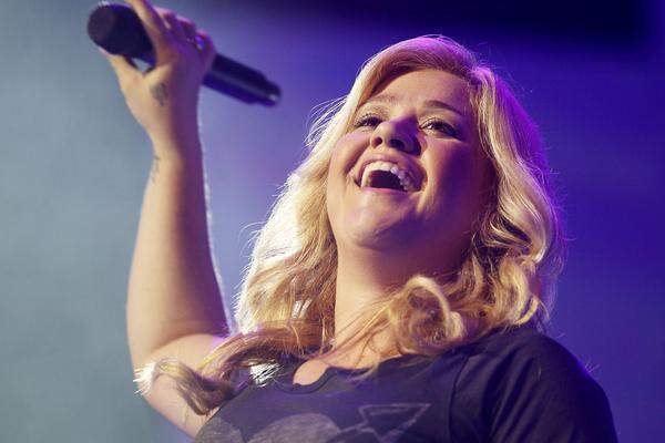 Die 31-jährige Sängerin Kelly Clarkson und ihr Ehemann Brandon Blackstock machen sich noch keine Gedanken uber das Aussehen ihres Babys. "Wir haben gerade herausgefunden, dass wir eine Tochter bekommen", verkundete Kelly stolz auf Twitter. Und fugte hinzu: "Ich wusste es. Nur ein Mädchen kann dir so viel Morgenubelkeit bescheren". Sie ist im vierten Monat.