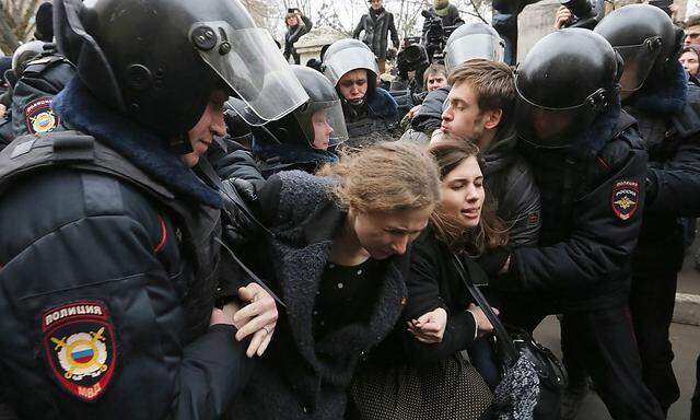 Die zwei Aktivistinnen Nadeschda Tolokonnikowa (rechts) und Maria Aljochina (links) wurden bei den Protesten verhaftet.