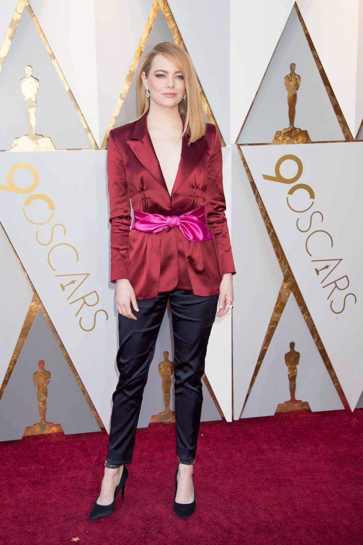 Emma Stone setzte in ihrem Hosenanzug von Louis Vuitton zwar ein Zeichen, neben den ganz großen Roben wirkte sie trotzdem underdressed.