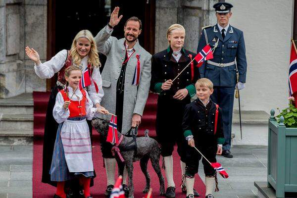 Kronprinz Haakon und Prinzessin Mette-Marit warteten nach dem 21. Jänner 2004 nur einen Tag, bis der Papa eine ganze Serie selbst geschossener Fotos von Töchterchen Ingrid Alexandra veröffentlichte. Knapp zwei Jahre später freuten sich Großvater König Harald und Großmutter Sonja erneut über Babygeschrei eines Enkels: Am 3. Dezember 2005 wurde Prinz Sverre Magnus geboren. Zweiter großer Medientermin war für die beiden die Taufe - von Ingrid Alexandra wie von Sverre Magnus mit kräftigem Organ lautstark begleitet.