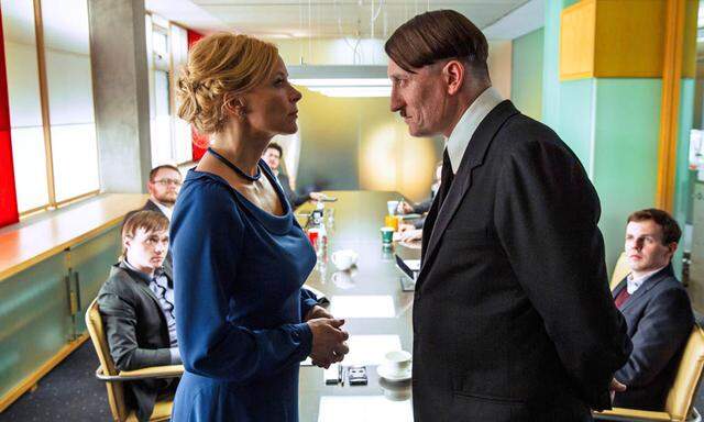 Medienmanagerin Bellini (Katja Riemann) sieht Comedy-Potenzial in Hitler (Oliver Masucci).