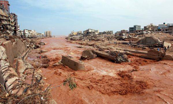 In der Hafenstadt Darna ist die Zerstörung aufgrund einer Flutwelle so groß. 