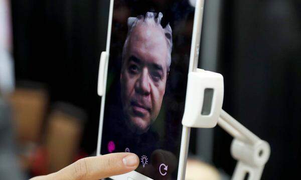 Nicht nur Apple hat einen 3D-Gesichtsscanner. Neben Gerüchten über eine ähnliche Funktion im Galaxy S9 von Samsung, bietet Bellus3D bereits jetzt einen "3D Camera Pro" Aufsatz für Smartphones an.