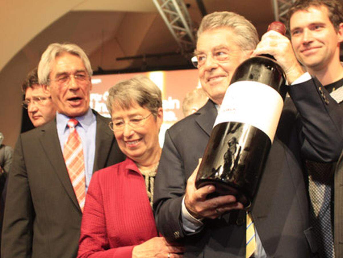 Der Präsident und seine Gattin Margit bekommen eine Magnum-Flasche "Fischer-Wein" überreicht.