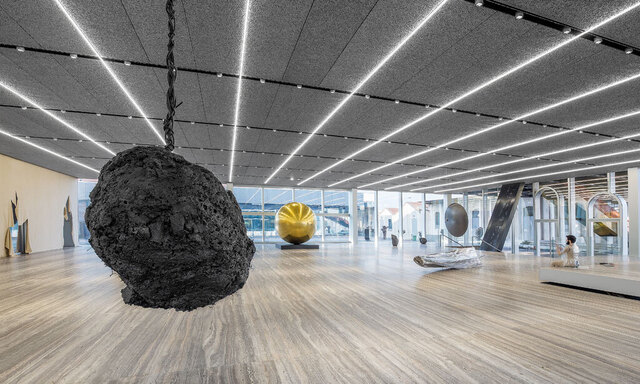 Ansicht der aktuellen Einzelausstellung von Goshka Macuga, 