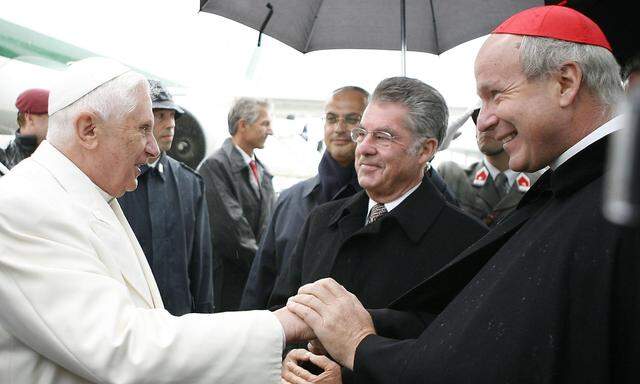 Kardinal Christoph Schönborn und Bundespräsident Heinz Fischer begrüßen Papst Benedikt XVI. 2007 am Flughafen.