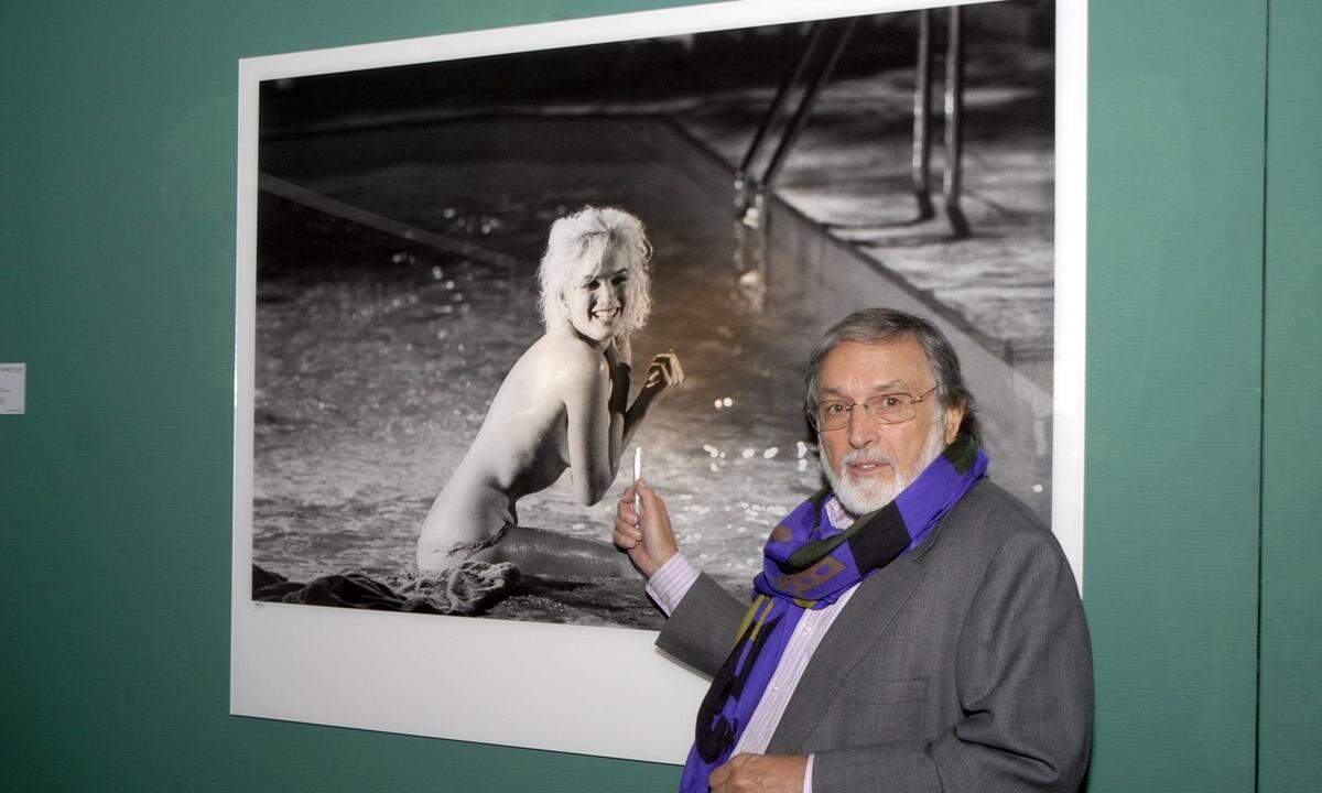 Das Happy End blieb in Marilyn Monroes Leben aus. Schiller zieht seine eigenen Schlüsse und ergänzt diese mit Fotos vom 5. August 1962. Denn er war anwesend, als man die Leiche der Ikone aus ihrem Haus holte - als Fotograf, ganz seinem Beruf verbunden. Und doch gelingt es Schiller gerade mit seiner Sachlichkeit in Wort und Bild, viel an Emotionen zu transportieren. Im Bild: Lawrence Schiller bei der Ausstellung "Marilyn 12" in der Artmos Galerie, 2008