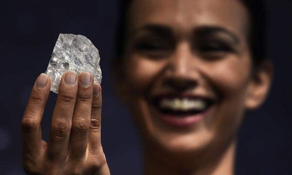 Der vermutlich zweitgrößte je gefundene Rohdiamant namens "Lesedi La Rona" (Unser Licht), der im November 2015 mit einem Gewicht von 1109 Karat in Botswana gefunden worden war, war im September 2017 um 53 Millionen Dollar (43,08 Mio. Euro) verkauft worden.