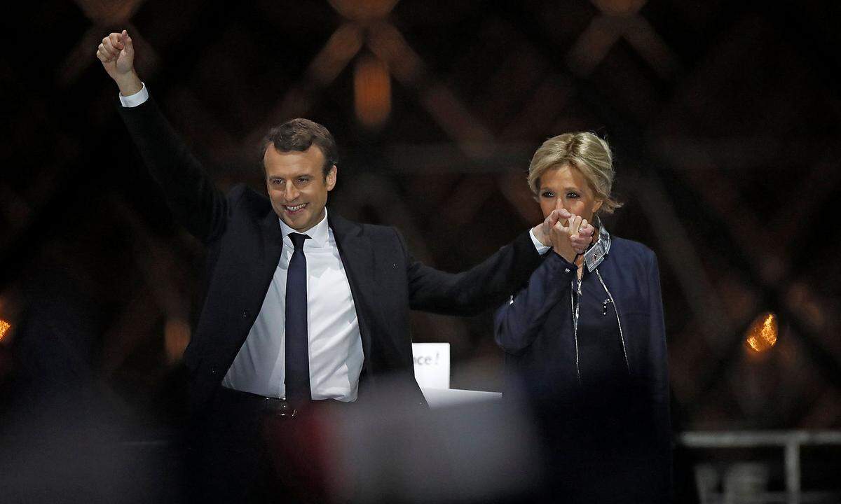 Den Höhepunkt des Abends bildete Macrons Auftritt vor seinen Anhängern vor dem Louvre in Paris. Zunächst alleine - ohne seine Frau Brigitte - trat er auf die Bühne, um eine flammende Rede für die Einheit Frankreichs zu halten. "Ich werde euch mit Liebe dienen", polterte Macron. "Hoch lebe die Republik, hoch lebe Frankreich." Und seine Fans stimmten zu Tausenden einstimmig die Marseillaise an.