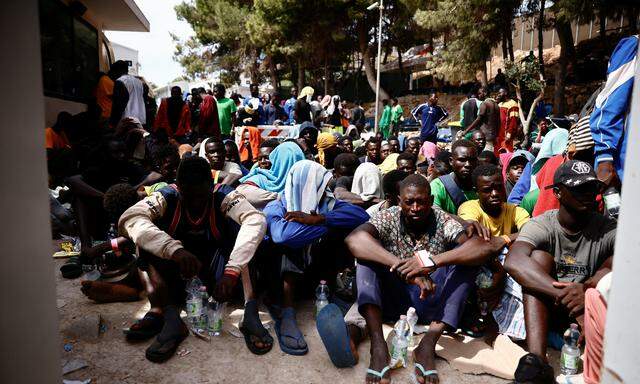 Das Auffanglager für Migranten in Lampedusa ist heillos überfüllt.. 