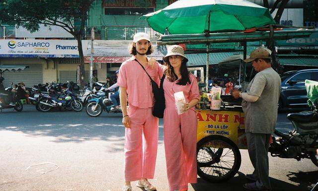 Anton Stein und Viola Waldeck kochen bald in Paris, zuvor waren sie in Vietnam.