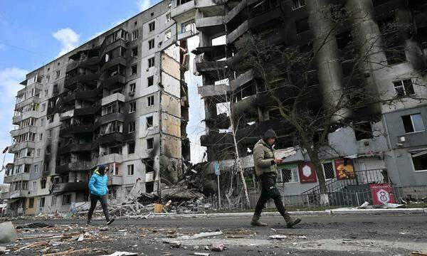 Ein Bild vom 4. April 2022 von einem zerstörten Wohngebäude in der Kiewer Vorstadt Borodjanka, wo es mittlerweile schon Wiederaufbau-Bemühungen git.