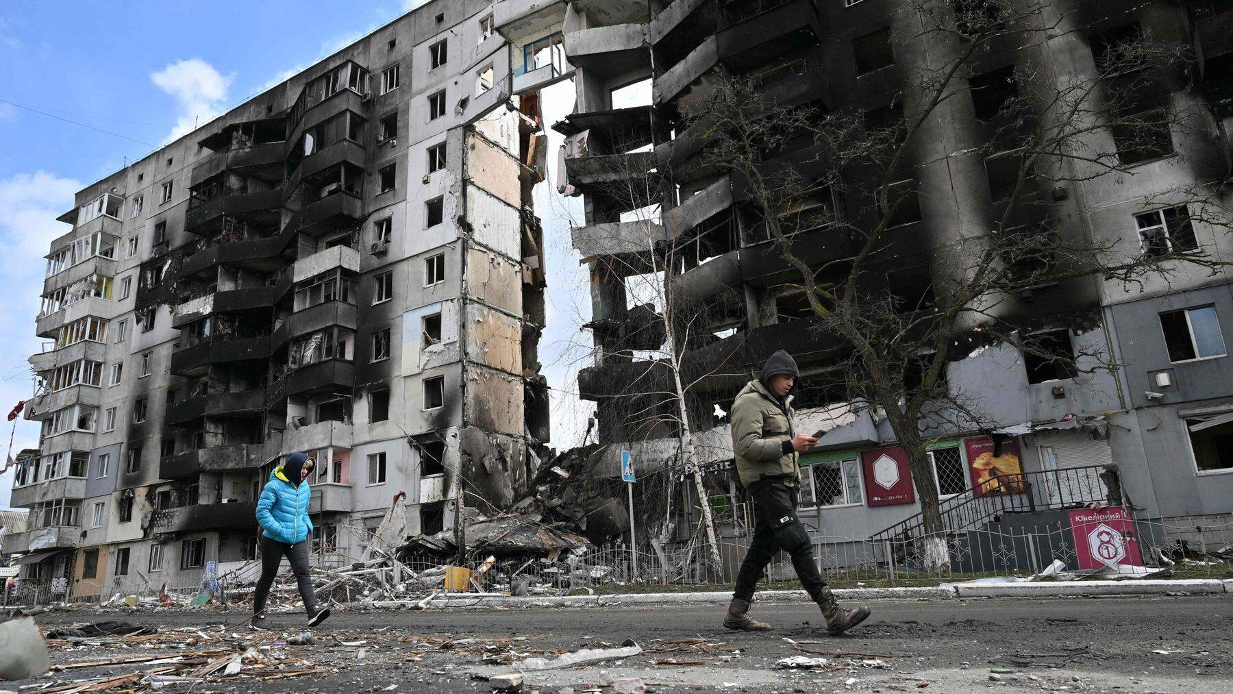 Ein Bild vom 4. April 2022 von einem zerstörten Wohngebäude in der Kiewer Vorstadt Borodjanka, wo es mittlerweile schon Wiederaufbau-Bemühungen git.