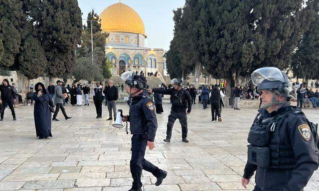 In der Al-Aqsa-Moschee auf dem Tempelberg in Jerusalem ist es offenbar zu Zusammenstößen zwischen Palästinensern und israeilischen Sicherheitskräften gekommen.