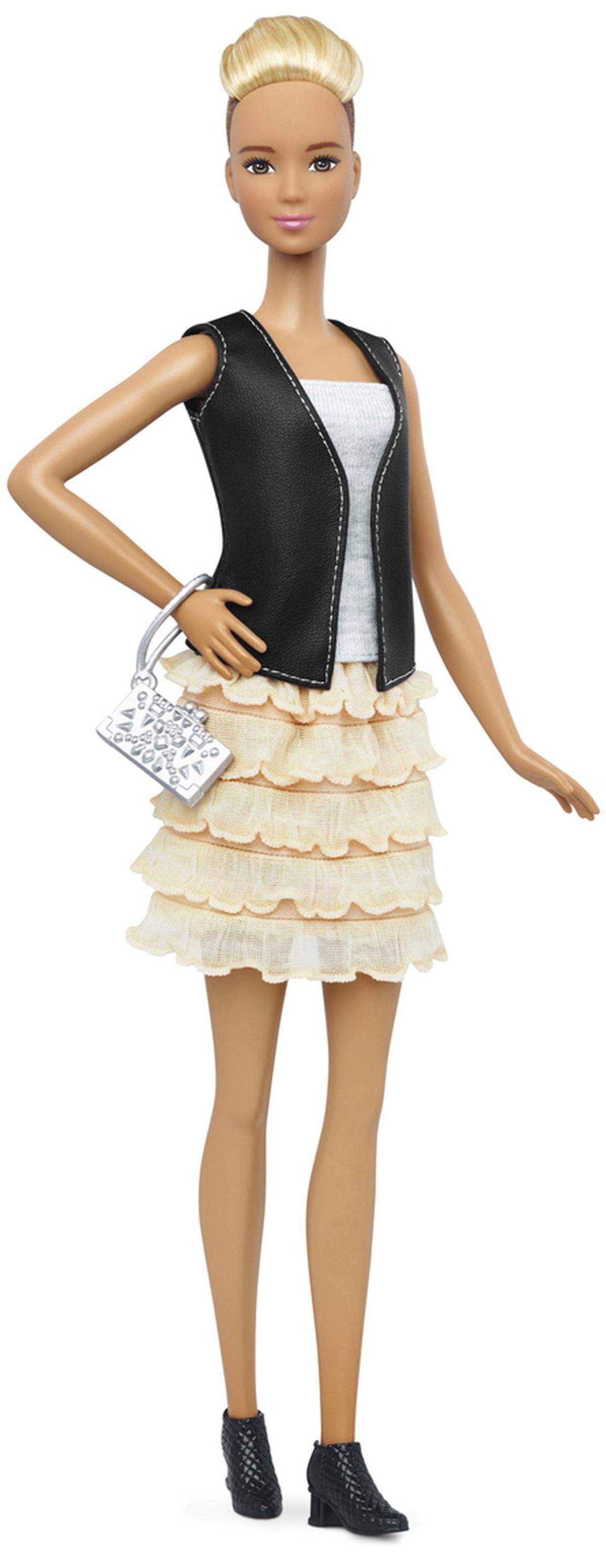 Es blieb also offen, ob diese Erweiterung des Barbie-Repertoires die Marke stärkt oder ob die - von kritischen Eltern lang geforderte - Abkehr vom surrealen Körperbau der Original-Barbie zu spät kommt.  