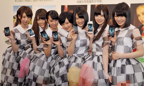 Nach seiner erfolgreichen Erfindung AKB48 schuf Produzent Yasushi Akimoto 2011 mit Nogizaka46 einen offiziellen Gegner für die Band – benannt nach dem Nogizaka-Gebäude in Tokio, Sitz von Sony Music. Auch diese Gruppe ist inzwischen gewachsen und hat Ableger generiert. Ganz so groß ist die Rivalität aber nicht: Als sogenannte „Austauschschüler“ schnuppern Mädchen aus der 48-er Partie auch manchmal bei den 46ern rein.