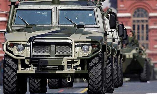 ARCHIV - Militaerfahrzeuge vom Typ GAZ-2975 Tiger des russichen Autobauers GAZ fahren am 9. Mai 200