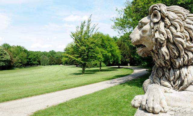 Eine der zwei Löwenskulpturen vor der Löwenbrücke im Schlosspark in Laxenburg.