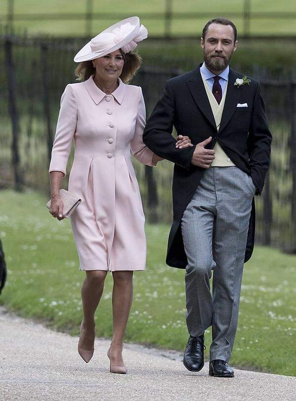 Wie schon bei der Hochzeit ihrer ältesten Tochter entschied sich Brautmutter Carole Middleton - die in Begleitung von Sohn James erschien - für ein Design aus dem Hause Catherine Walker, einst ein Lieblingslabel Lady Dianas. Auch dieser zuckerlrosa Look ist höchst unauffällig.